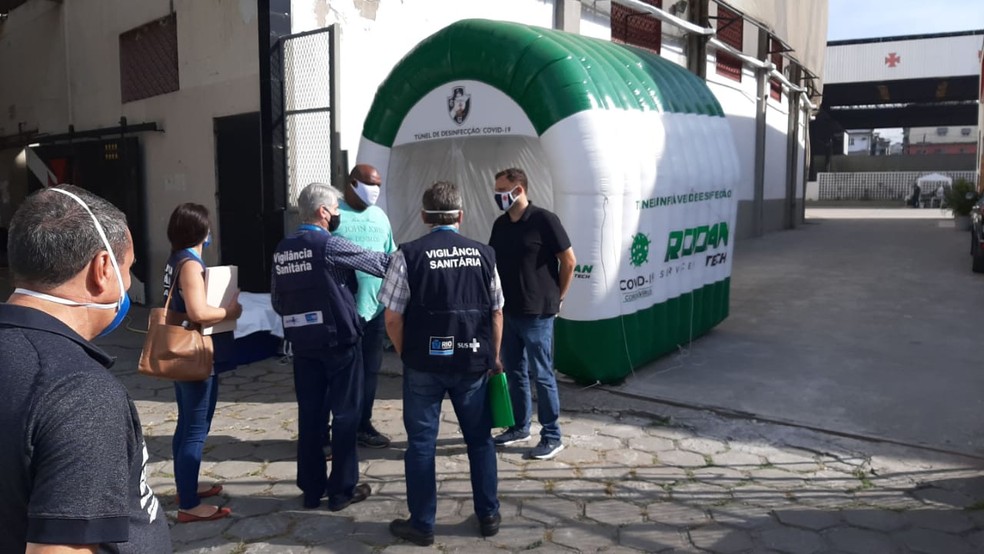 Vigilância Sanitária inspeciona cabine de desinfecção do Vasco