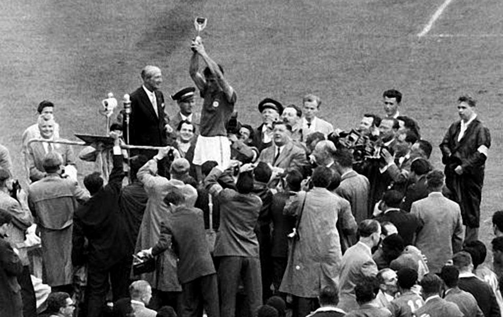 Bellini levanta taça Jules Rimet no título da seleção brasileira em 1958
