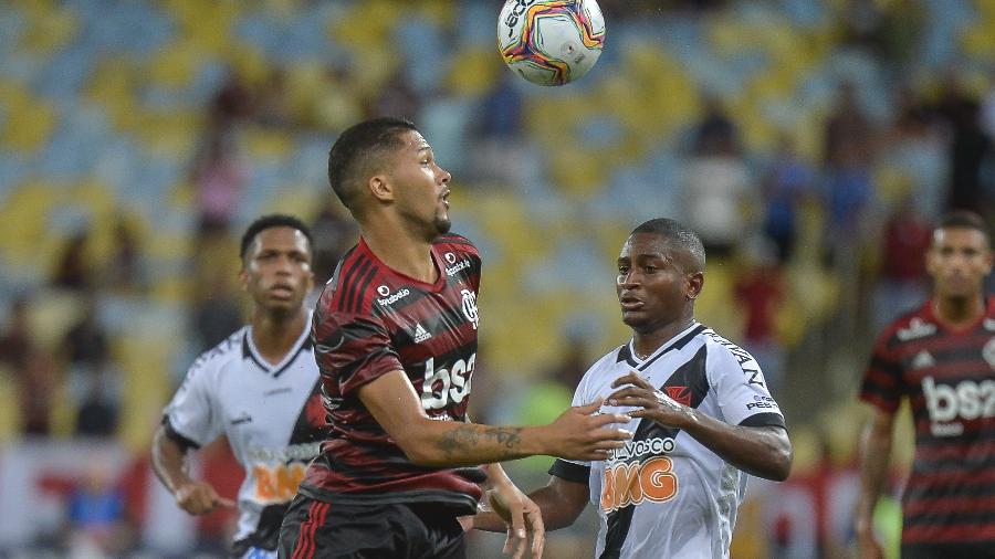 Jogadores de Vasco e Flamengo em ação durante partida da Taça Guanabara