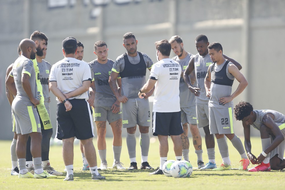 Ramon conversa com jogadores em treino do Vasco