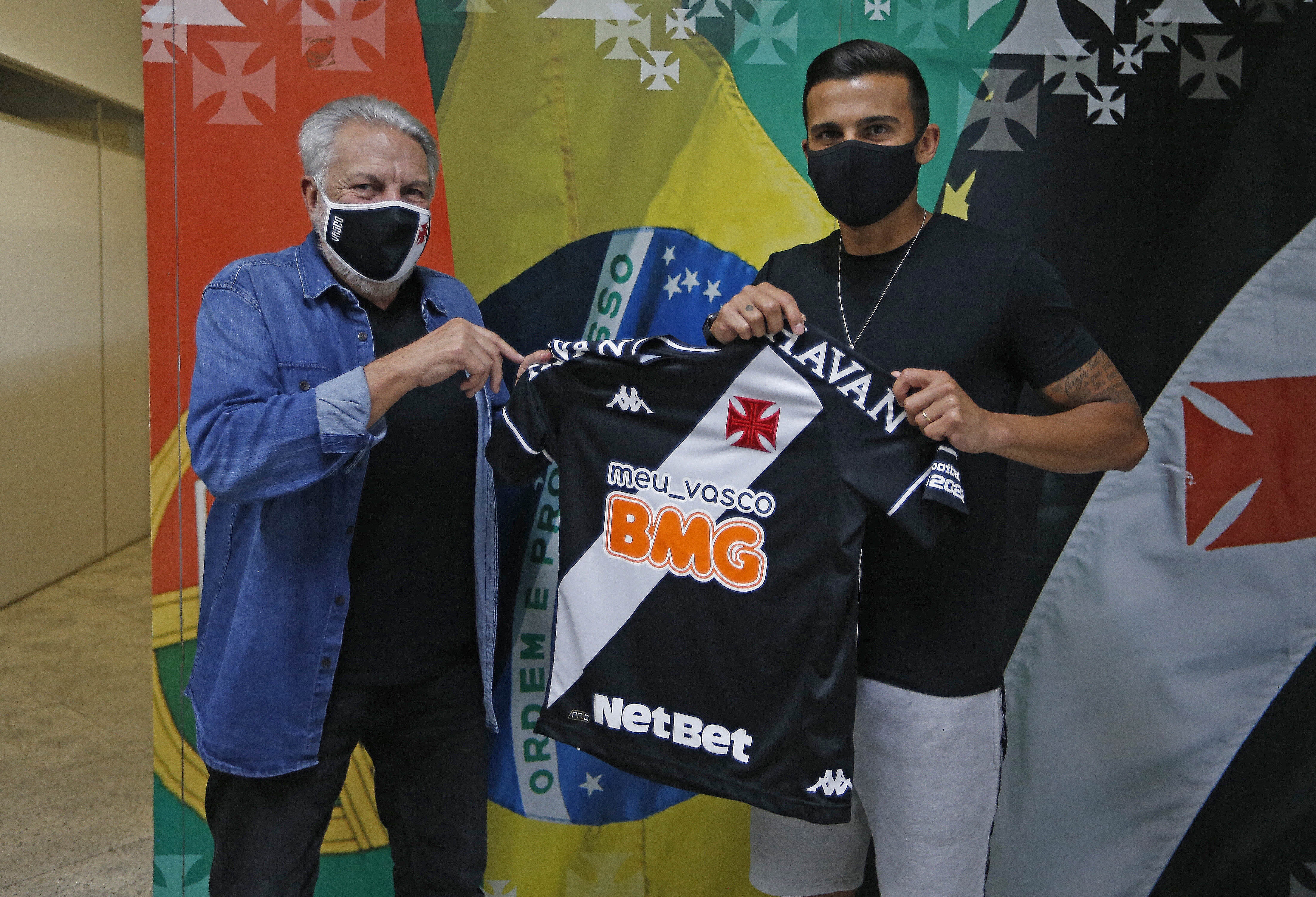 Guilherme Parede recebe camisa do Vasco das mãos do VP de Futebol José Luis Moreira