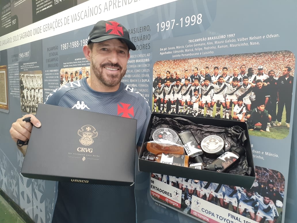 Ramon Menezes mostra o kit que ganhou do Vasco