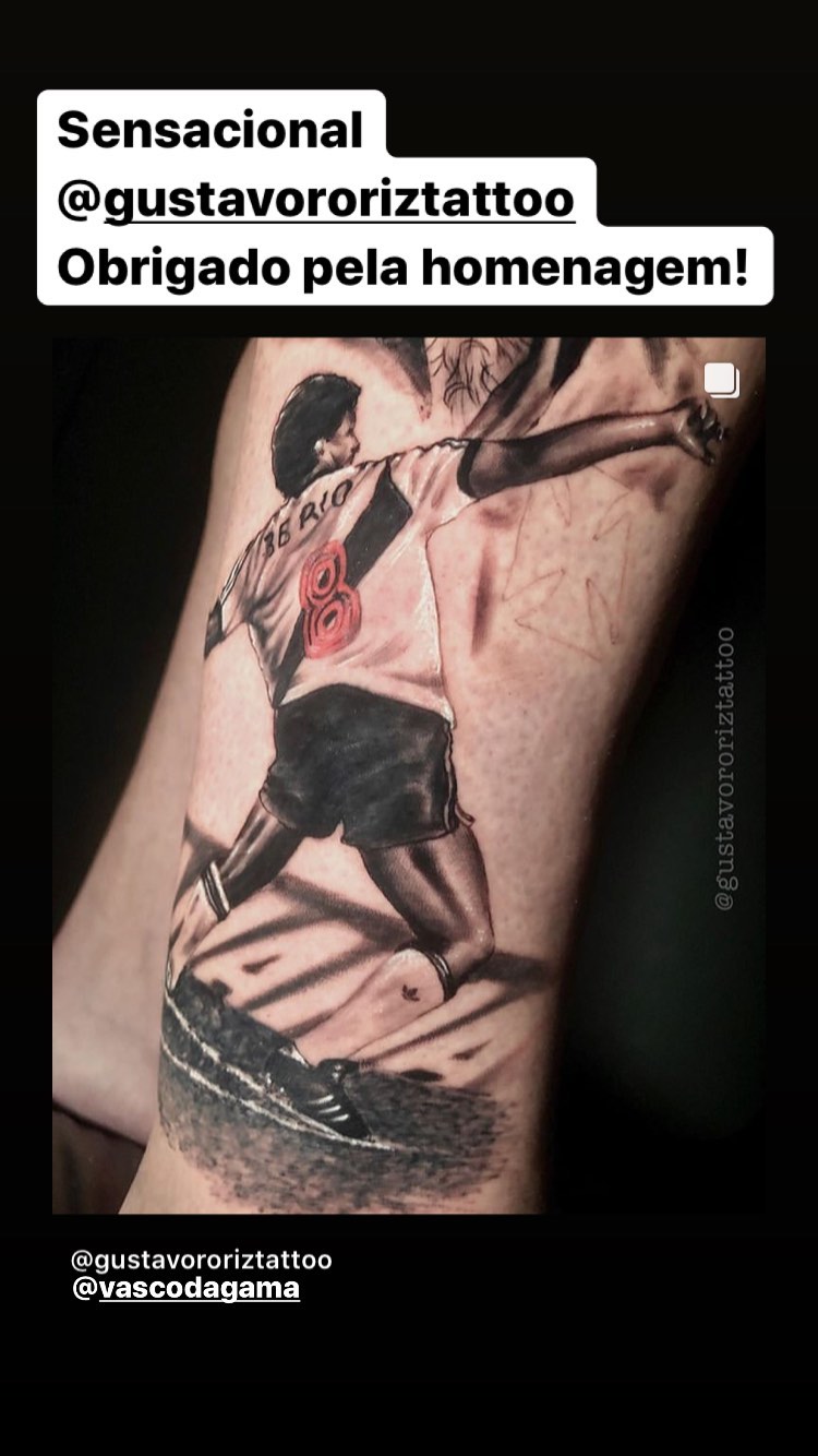 Torcedor faz tatuagem em homenagem a autor do gol da permanência
