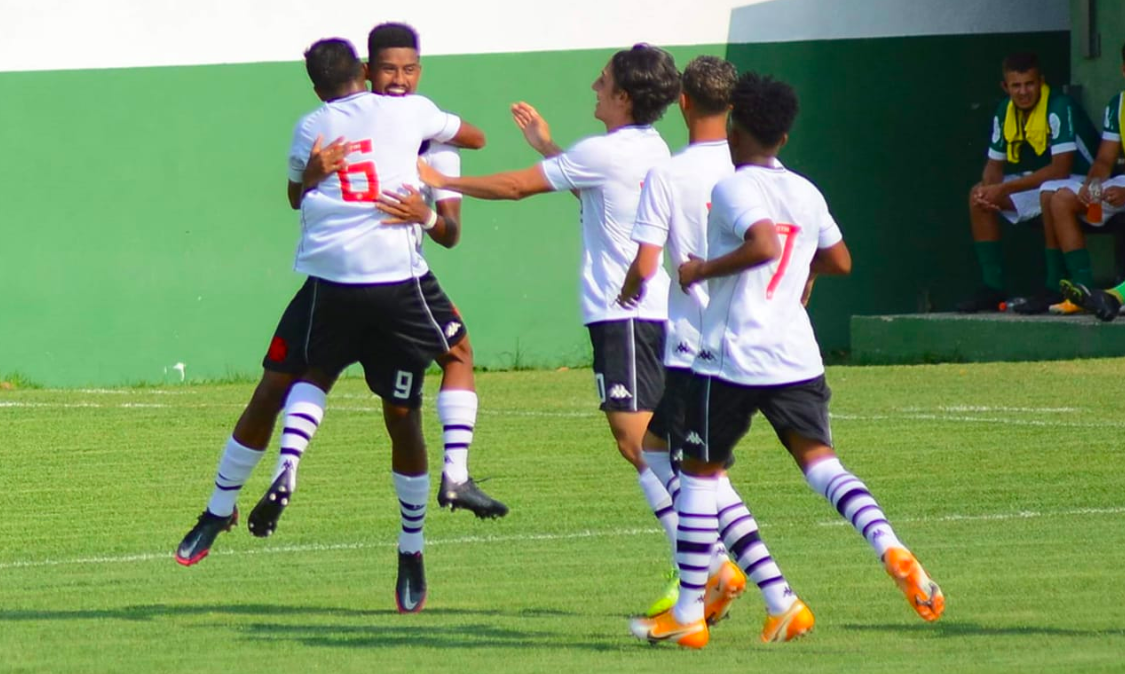 Companheiros de equipe comemoram com Marcos Dias após o gol