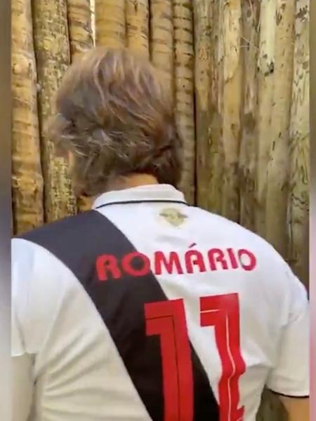 Ricardo Sá Pinto exibe as costas da camisa do Vasco com o nome de Romário e o número 11