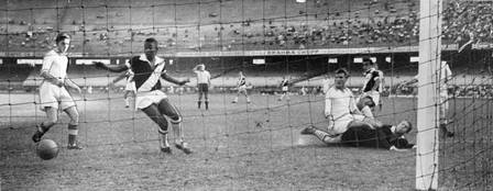 Pelé com a camisa do Vasco contra Dínamo de Zagreb, ex-Iugoslávia