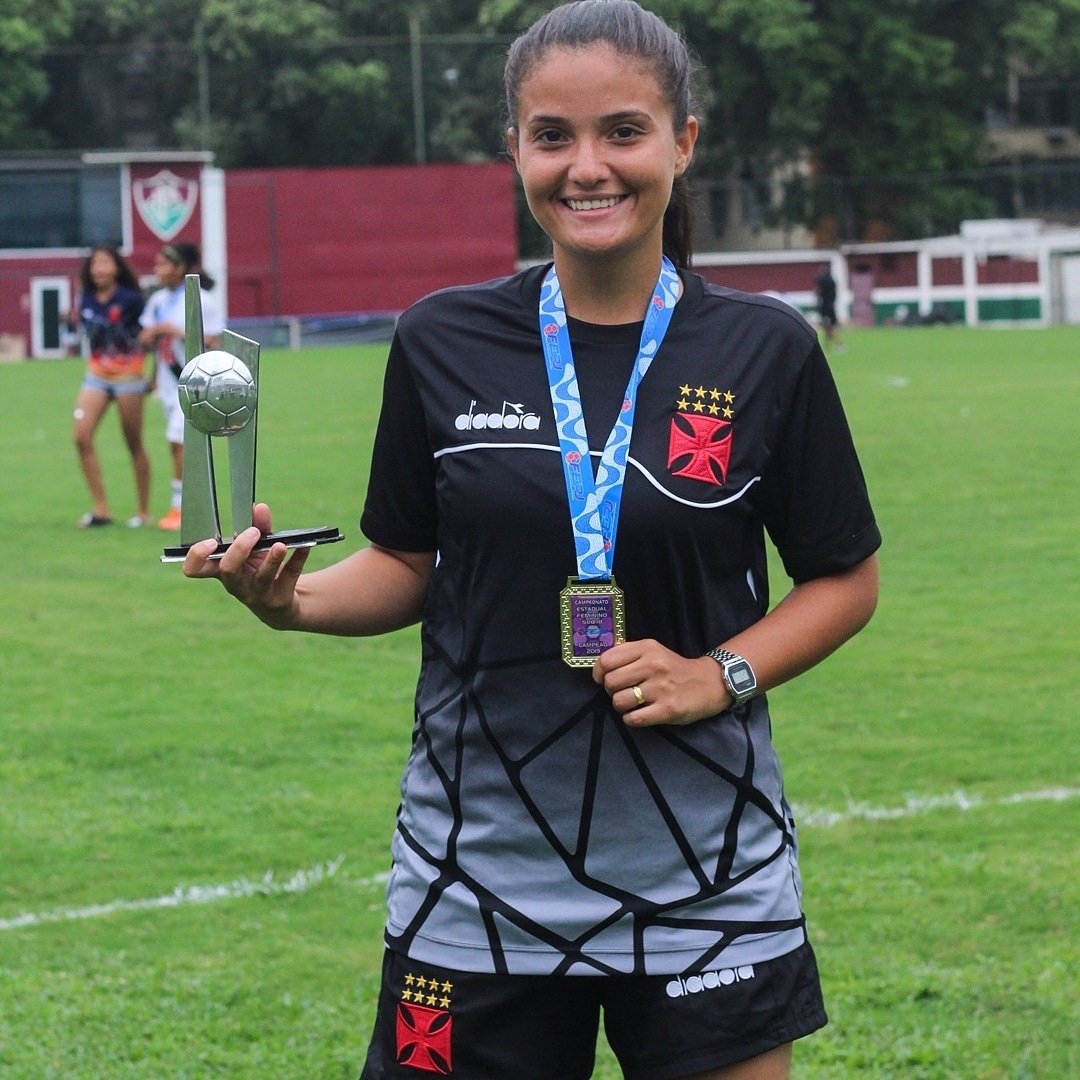 Alexandra com a medalha do Campeonato Carioca sub 18 de 2019