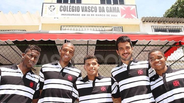 Luan (direita) com jogadores formados no Vasco que estudaram no colégio situado dentro de São Januário