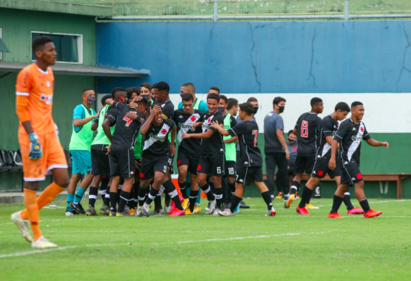 Atletas comemoram gol na vitória diante do Bahia
