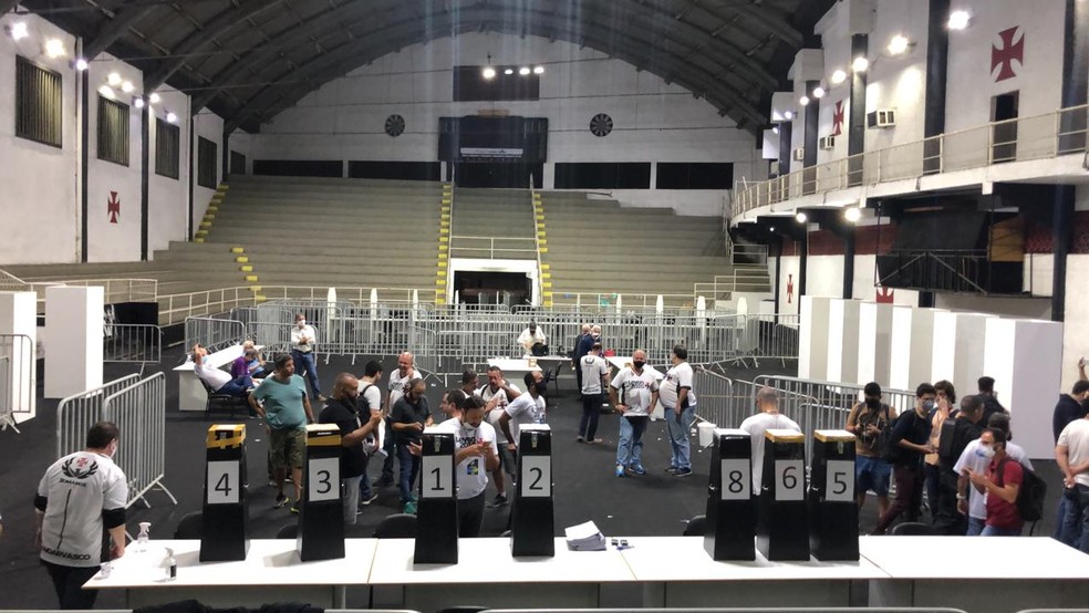 Ginásio de São Januário vazio pouco antes do início da contagem dos votos, na madrugada