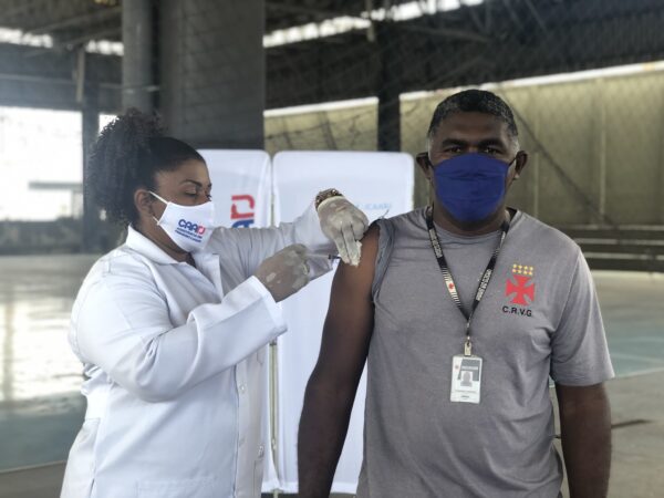 Colaborador Francisco de Assis recebendo a vacina