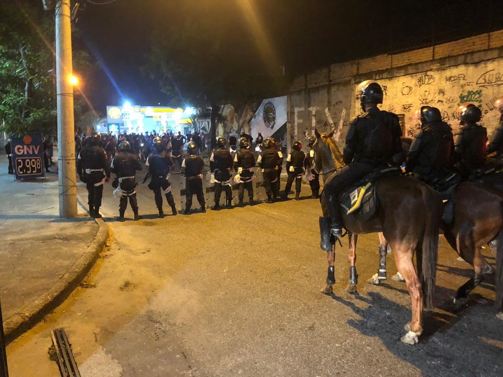 Cavalaria isola a área em São Januário após a eliminação do Vasco