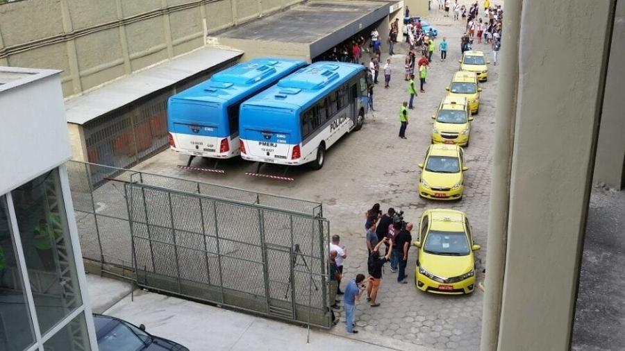 Comboio de táxis montado pelo Vasco para chegar a São Januário teve pelo menos sete viaturas