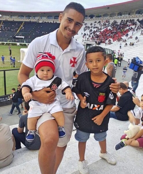 Theo com a família no jogo do Vasco
