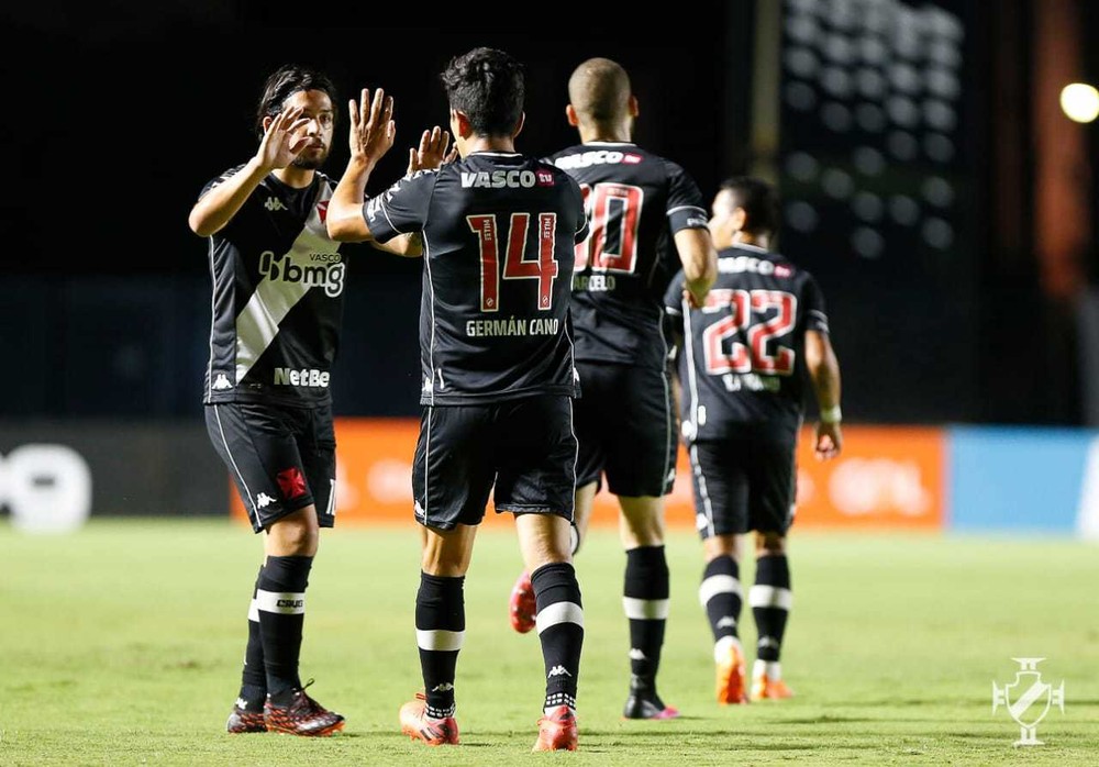 Benítez e Cano comemoram gol do Vasco contra o Atlético-MG
