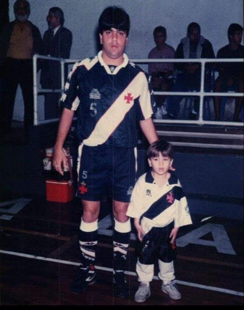 Marcelo Cabo ao lado de seu filho, Gabriel, que hoje é seu auxiliar, nos tempos de jogador de futsal do Vasco