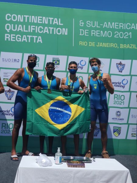 Breno Félix e João Vinícius Ferreira recebem medalha de ouro no Sul-Americano de Remo