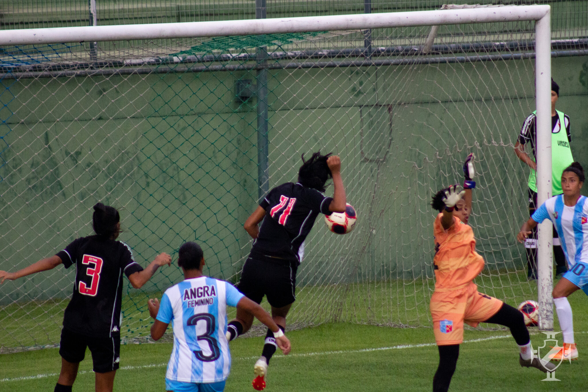 Anny marcando um dos seus quatro gols na partida