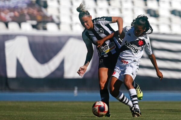Gaby em ação no clássico diante do Botafogo
