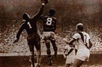 Barbosa em saída característica durante uma partida contra o Flamengo, no Maracanã