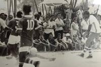 Registro no aterro do Flamengo, chutando para o gol de camisa branca