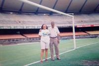 Barbosa e Tereza juntos no Maracanã em registro que desmistifica a história de que ele não pisava mais no estádio