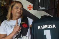 Tereza com uma das dezenas de camisa do Vasco de seu acervo