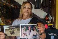 Tereza Borba com as fotos dos gestos preferidos de Barbosa