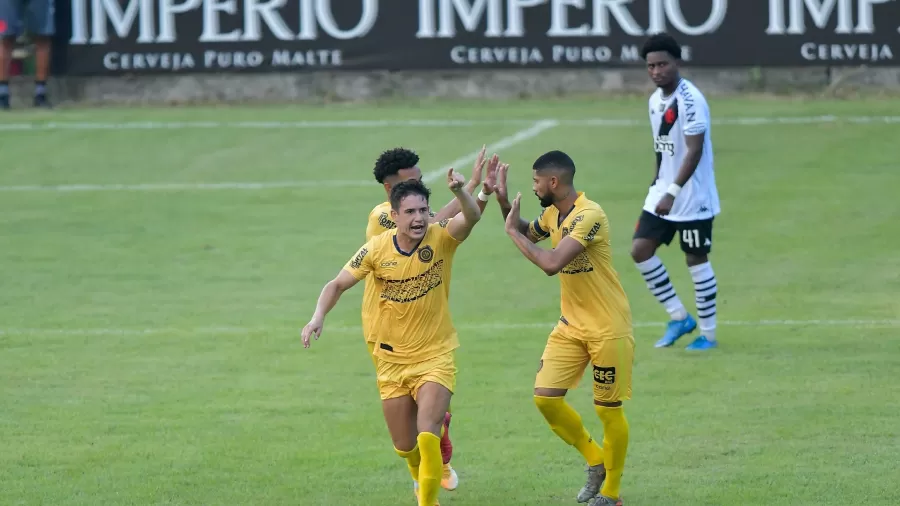 Victor Feitosa, do Madureira, comemora gol diante do Vasco pelo campeonato Carioca