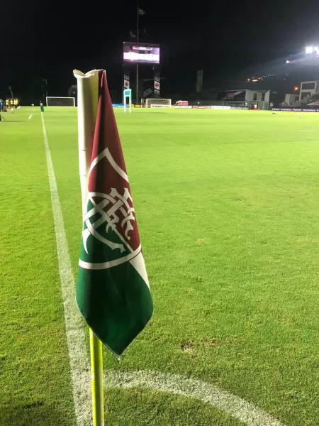 Fluminense fincou bandeira do clube em escanteios de São Januário e atitude gerou polêmica entre os vascaínos