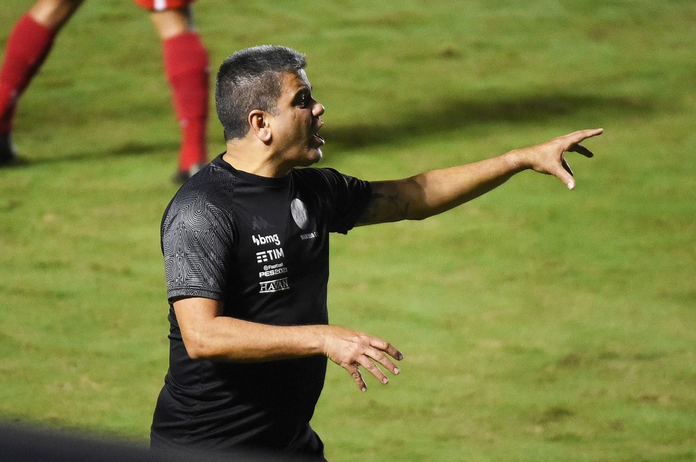 Vasco, de Marcelo Cabo, pode entrar no G-4 em caso de vitória contra o Goiás