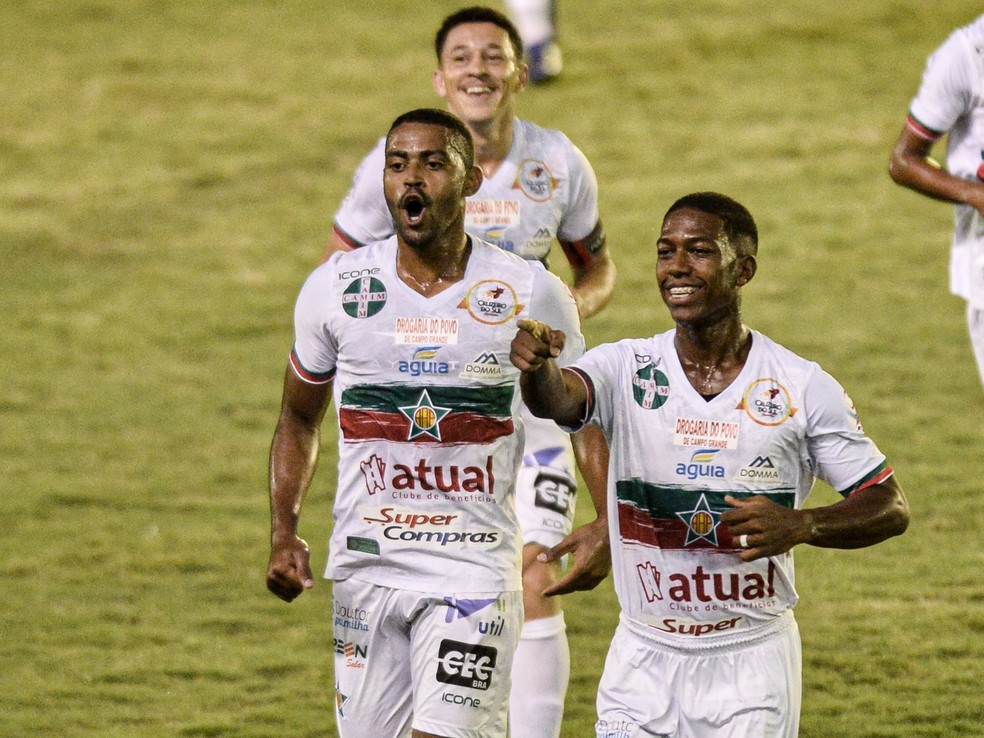Mauro Silva comemora gol contra o Flamengo, pelo Carioca