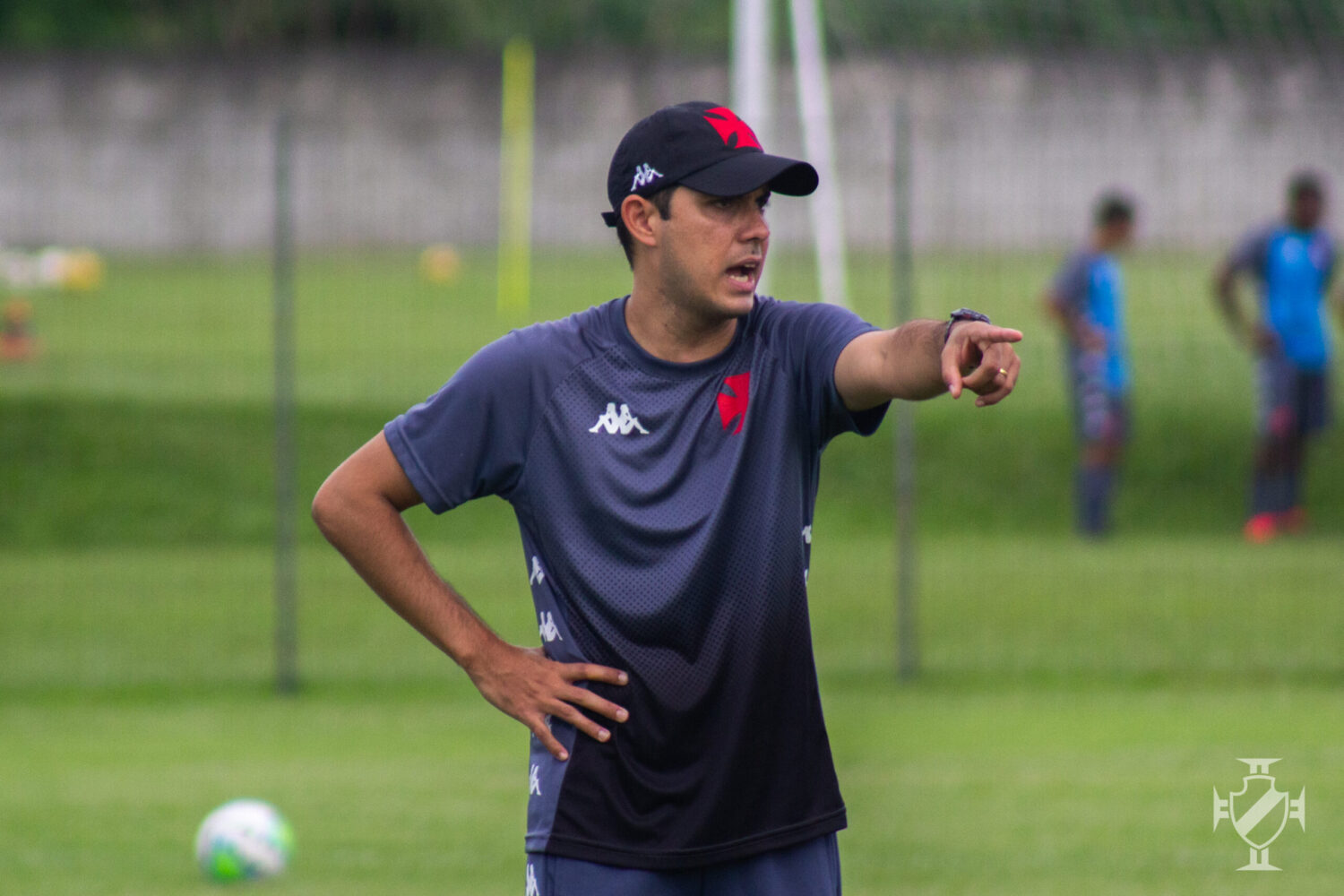 Treinador Igor Guerra comanda treino no Nivaldo Pereira