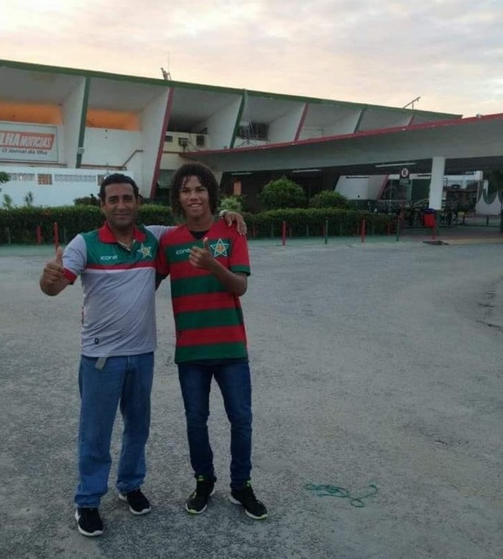 Nathan posa ao lado de Henrique Oliveira, seu treinador no sub-17 da Portuguesa, no dia em que deixou o clube da Ilha do Governador