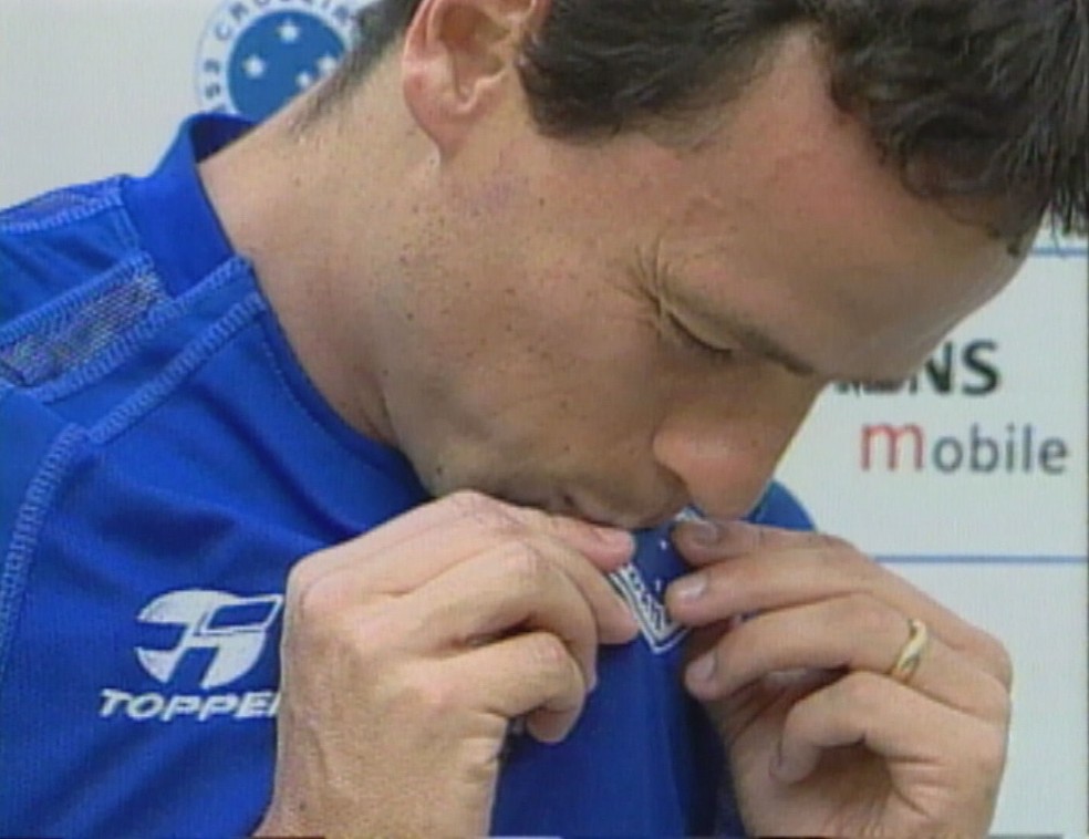 Fernando Diniz beija a camisa do Cruzeiro em apresentação em 2004