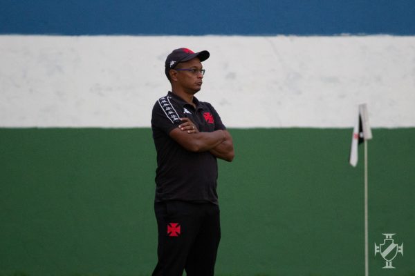 Técnico Antony Menezes projetou estreia no Carioca