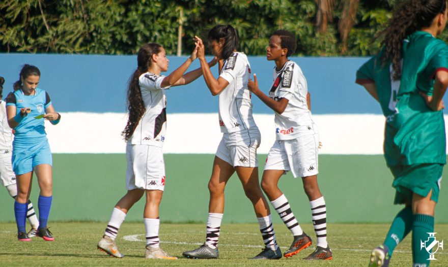 Estefani Nove-Nove, Anny e Bebel comemoram um dos gols do Vasco