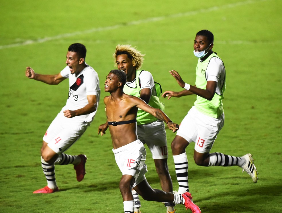 Caio Eduardo, empurrado por MT, comemora o gol marcado na decisão da Copa do Brasil Sub-20, o do título do Vasco