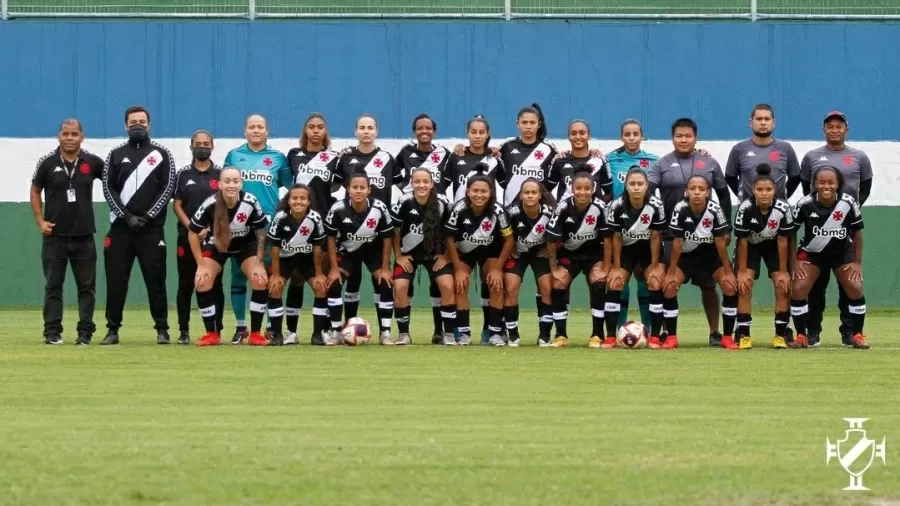 Futebol feminino do Vasco sofre com salários atrasados, falta de materiais e situação precária de treinamento