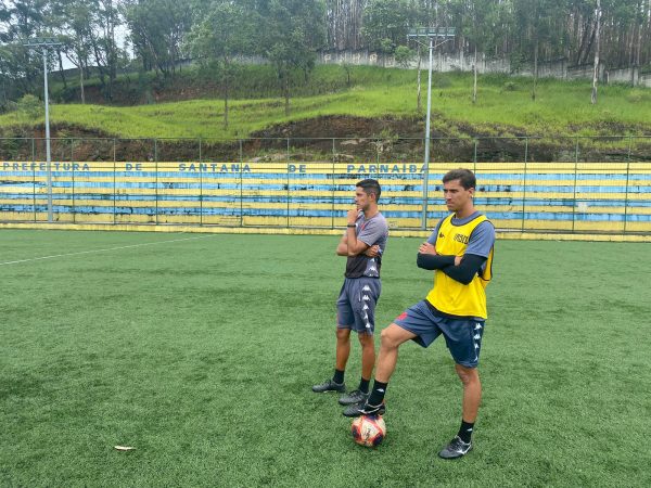 Igor Guerra observa o treinamento ao lado do auxiliar Matheus Abreu