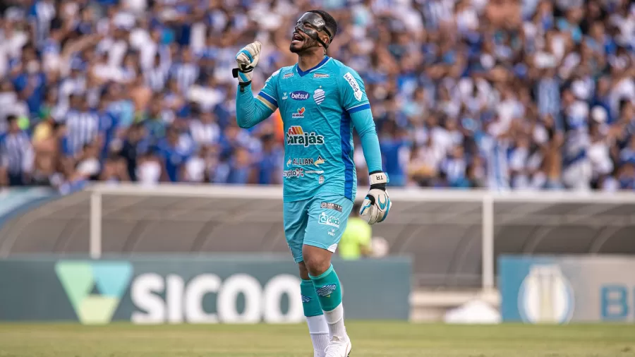 Goleiro Thiago Rodrigues utiliza protetor facial desde o ano passado, quando atuava pelo CSA