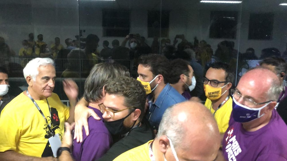 Jorge Salgado é abraçado após vitória na eleição online do Vasco