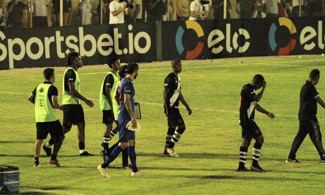 Jogadores do Vasco cabisbaixos depois de eliminação na Copa do Brasil