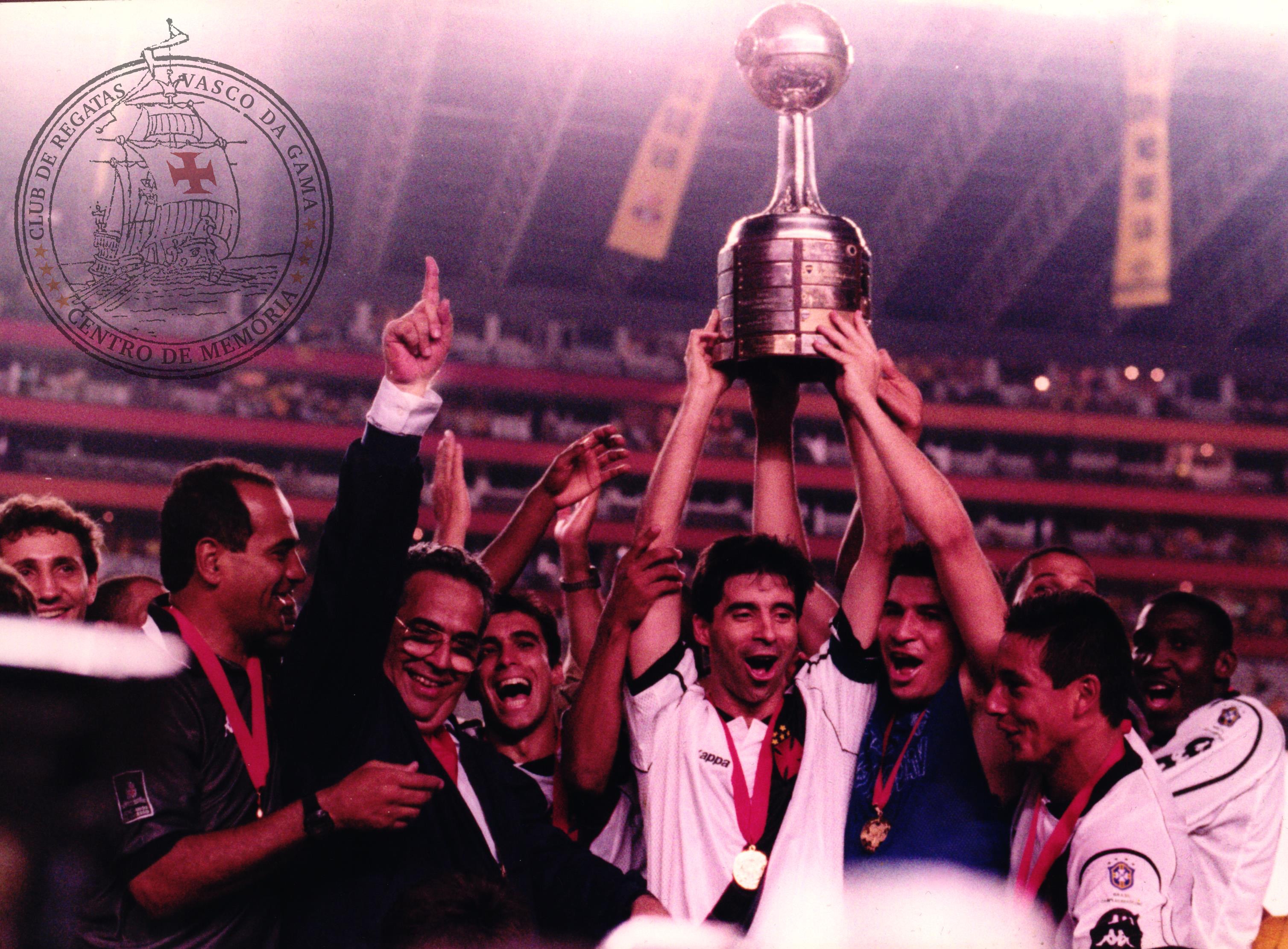Mauro Galvão levanta a Taça Libertadores da América em 1998