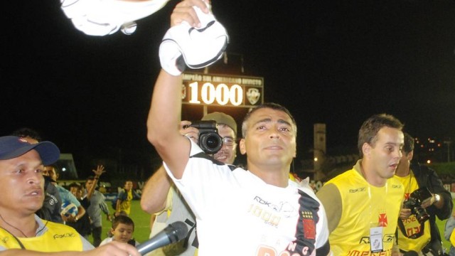 Romário comemora seu milésimo gol, em 2007, em São Januário