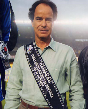 Antônio Lopes com a faixa de campeão da Libertadores da América