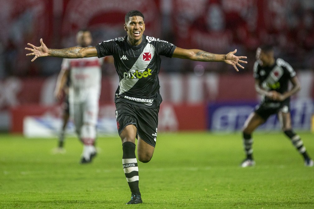 Raniel comemora o gol do Vasco contra o CRB: ele marcou o segundo dele na Série B de 2022