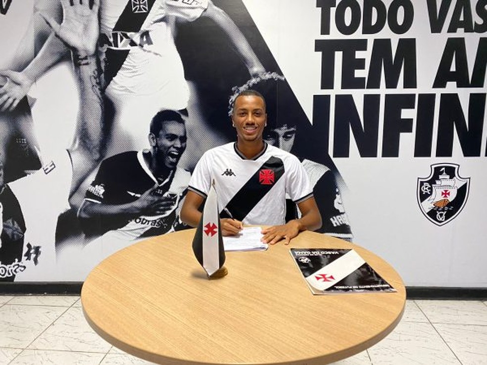 Luiz Felipe assina primeiro contrato profissional com o Vasco
