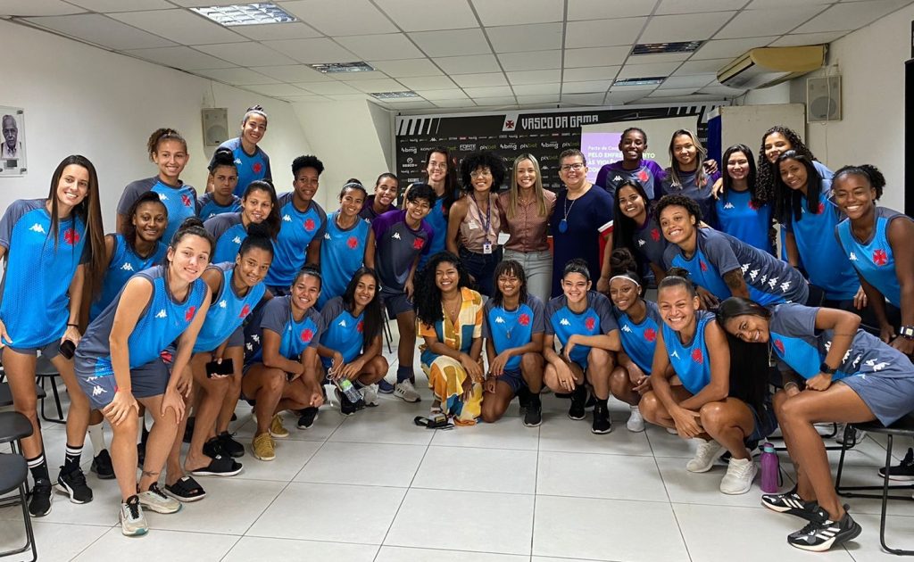 Atletas do Vasco com a Secretária Municipal de Políticas e Promoção da Mulher, Joyce Trindade