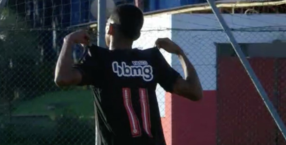 André comemora o segundo gol do Vasco contra o Internacional pela Copa do Brasil Sub-17